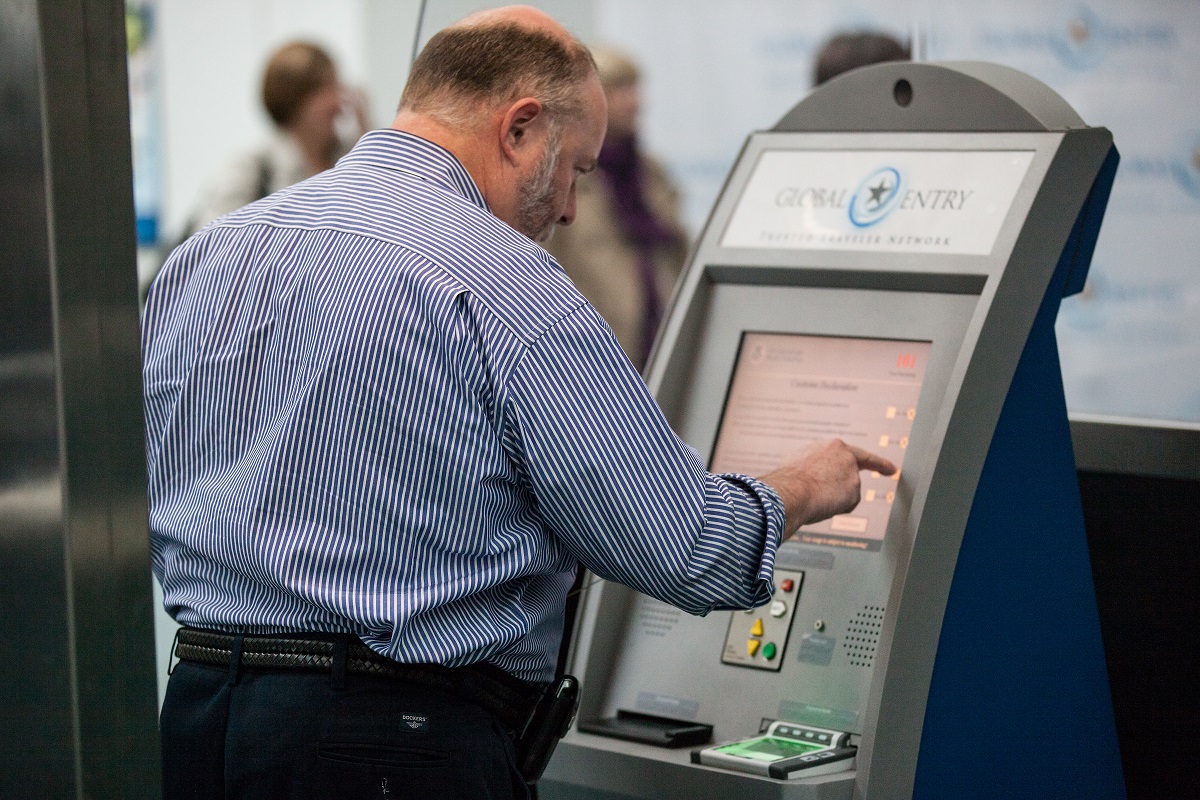 An arriving passenger at Newark Liberty International Airport (EWR) uses a Global Entry kiosk. Photo: Josh Denmark | US CBP