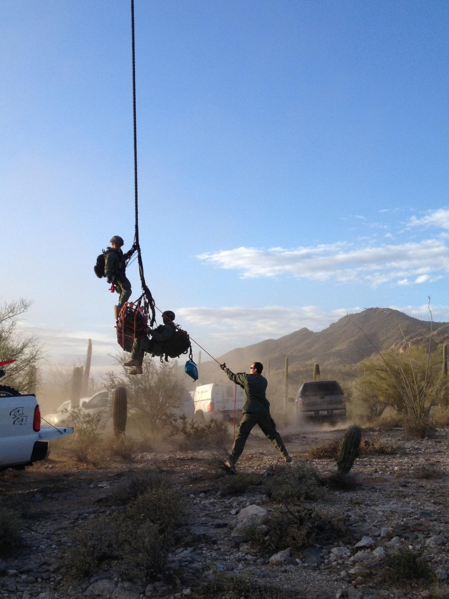Migrante lesionado es transportado en helicóptero por equipos de la Patrulla Fronteriza y Operaciones Aéreas y Marítimas de CBP.