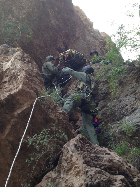 Miembros del  Equipo de Búsqueda, Trauma y Rescate de la Patrulla Fronteriza (BORSTAR) rescatan a un migrante en un acantilado.