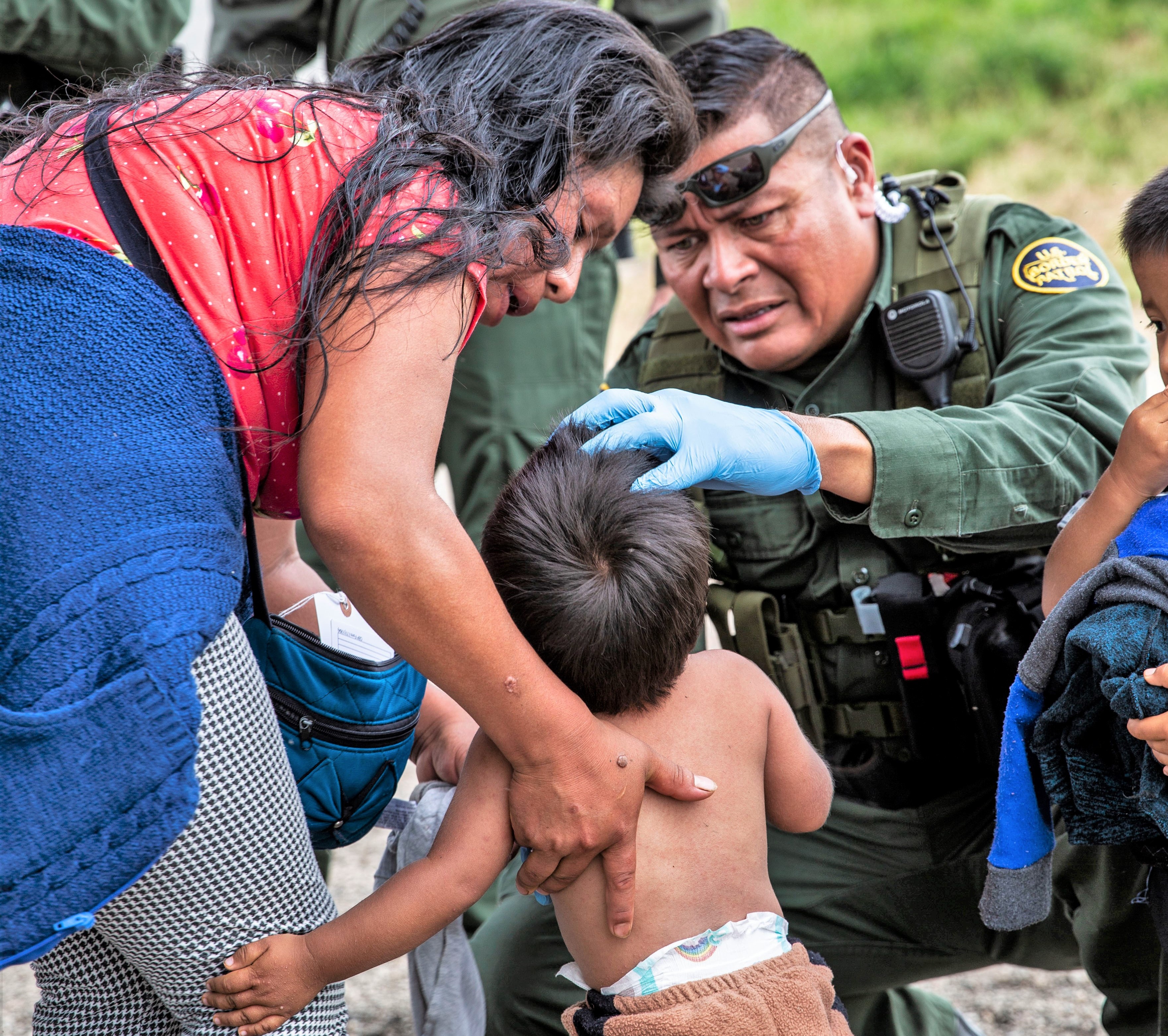 Border Patrol agent offers medical care to child