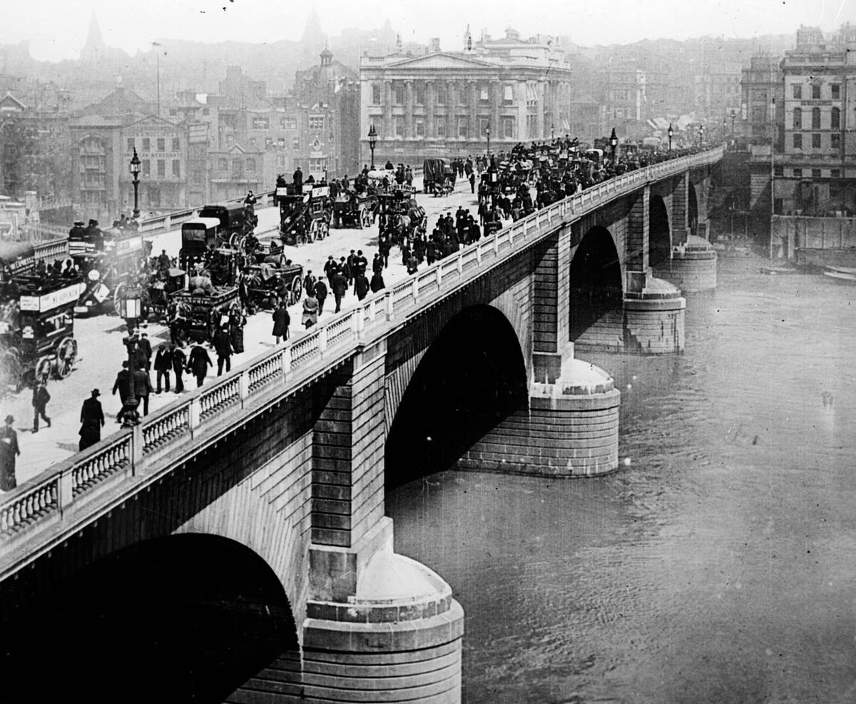 Traffic across London Bridge, c.1910-1915. Library of Congress Prints and Photographs Division.