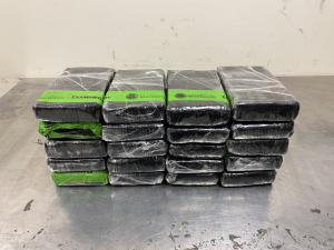 Paquetes que contienen 47 libras de cocaina decomisada por oficiales de CBP en Puente Internacional de Hidalgo.