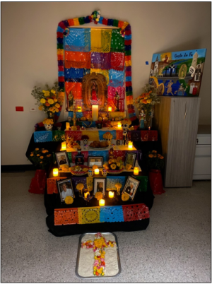 Un ejemplo de un altar construido para honrar seres queridos fallecidos para celebraciones de Día de los Muertos.