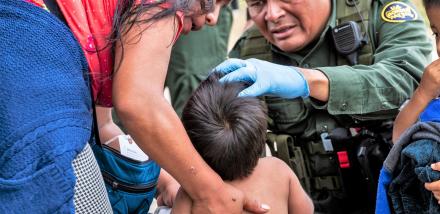 Border Patrol agent offers medical care to child