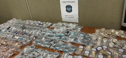 Large quantity of watches packaged in plastic 
