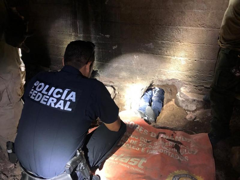 Agentes de la Patrulla Fronteriza junto a la Policía Federal se introdujeron y exploraron el túnel donde los agentes descubrieron varias herramientas usadas para escarbar y cortar.  