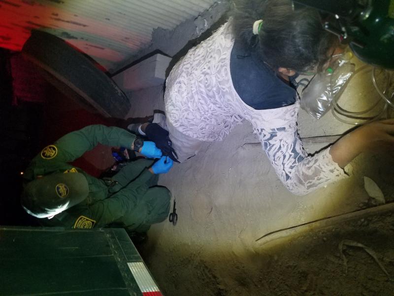 Agents treat a lower leg fracture of a teen who was left behind by a smuggler.
