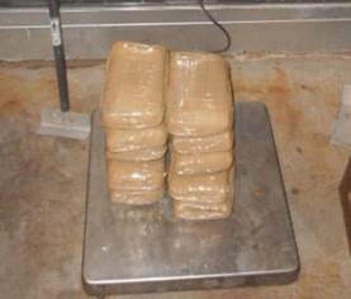 Paquetes que contienen 23 libras de cocaína decomisado por oficiales de CBP en Puente Internacional de Pharr