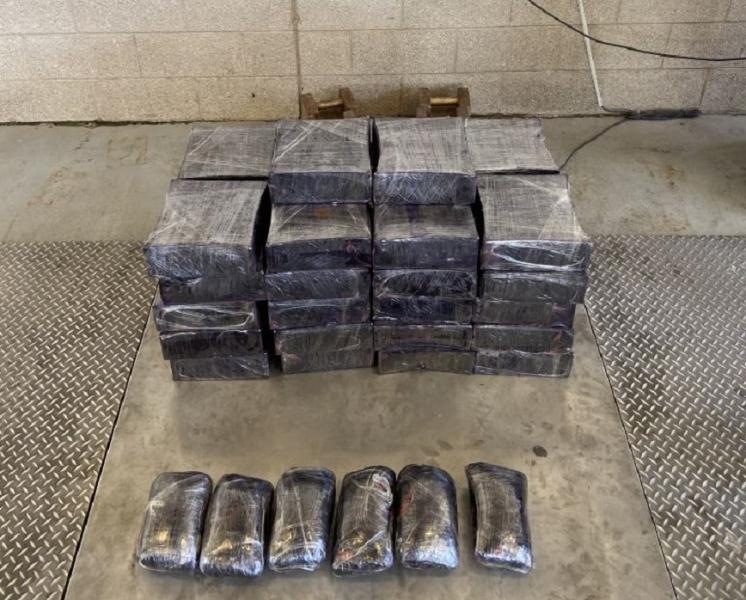 Paquetes que contienen 319 libras de metanfetamina decomisada por oficiales de CBP en Puente Internacional de Pharr