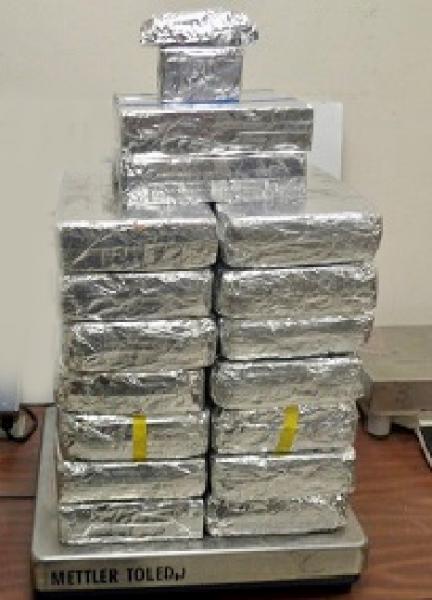 Paquetes que contienen 152 libras de metanfetamina decomisada por oficiales de CBP en Puente Internacional de Hidalgo