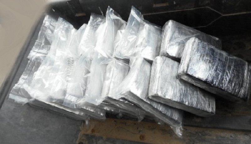 Paquetes que contienen 36 libras de cocaina decomisada por oficiales en el Puente Internacional de Pharr