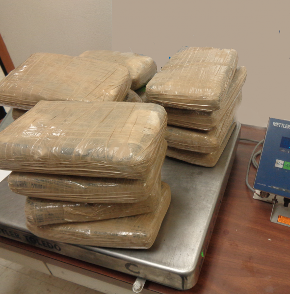 Paquetes que contienen 36 libras de cocaína decomisada por oficiales de CBP en Puente Internacional de Hidalgo
