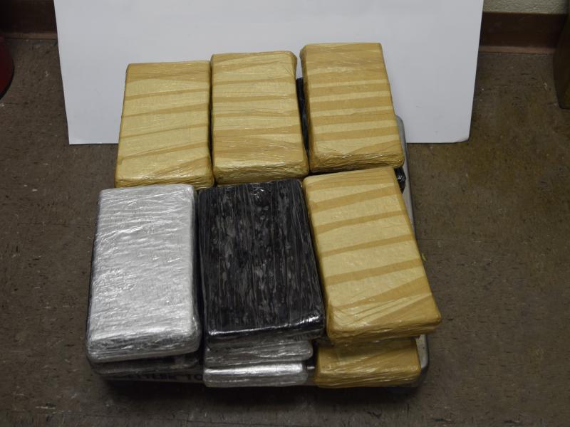 Paquetes que contienen casi 40 libras de cocaína por oficiales de CBP en Puente Internacional Gateway