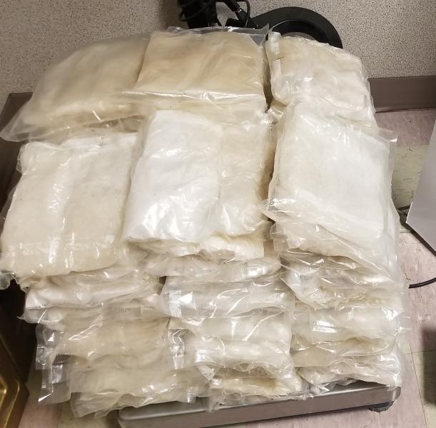 Paquetes que contienen 89.87 libras de metanfetamina decomisada por oficiales CBP en Puerto de Entrada de Brownsville.