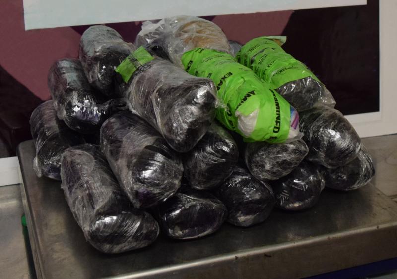 Paquetes que contienen 56.66 libras de metanfetamina decomisada por oficiales de CBP en Puerto de Brownsville.