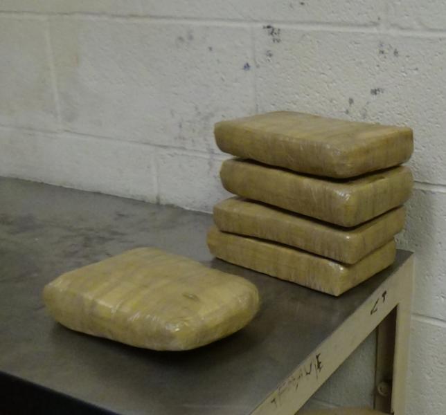 Paquetes que contienen 11.51 libras de cocaina decomisada por oficales de CBP en Puente Gateway en Brownsville.