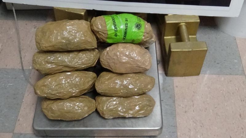 Paquetes que contienen casi 24 libras de metanfetamina decomisada por oficiales de CBP en Puente Internacional Los Indios.