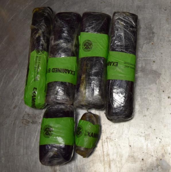 Paquetes que contienen mas que cinco libras de fentanilo decomisado por oficiales de CBP en Puerto de Brownsville.
