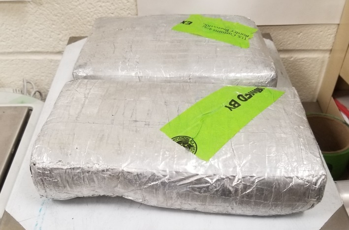 Paquetes que contienen casi cinco libras de cocaina decomisada por oficiales de CBP en Puerto de Entrada de Brownsville.