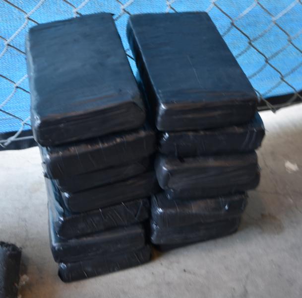 Paquetes que contienen 33.55 libras de cocaina decomisada por oficiales de CBP en Puerto de Entrada de Brownsville
