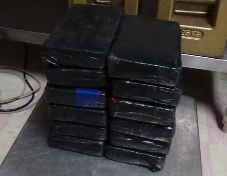 Paquetes que contienen casi 28 libras de cocaina decomisada por oficiales de CBP en Puerto de Entrada de Brownsville