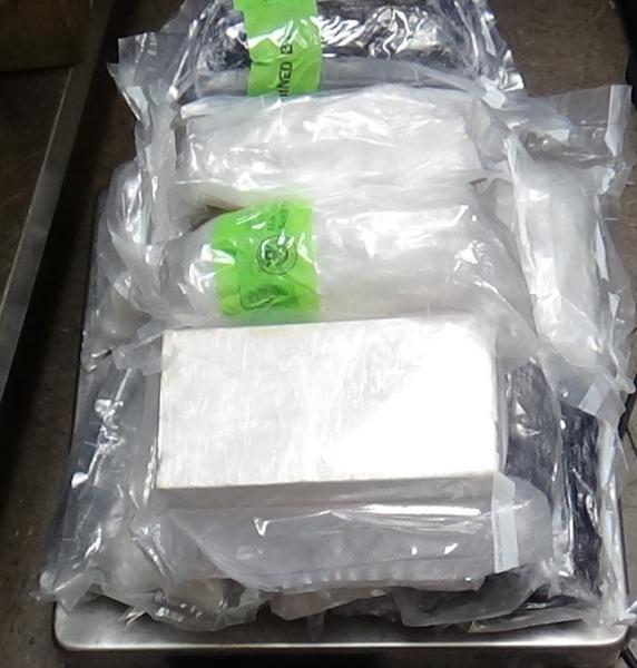 Paquetes que contienen 24 libras de metanfetamina, casi nueve libras de cocaina decpomisada por oficales de CBP en Puerto de Entrada de Brownsville