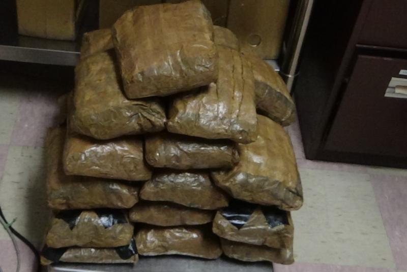 Paquetes que contienen 57 libras de metanfetamina decomisada por oficiales de CBP en Puente Internacional B&M