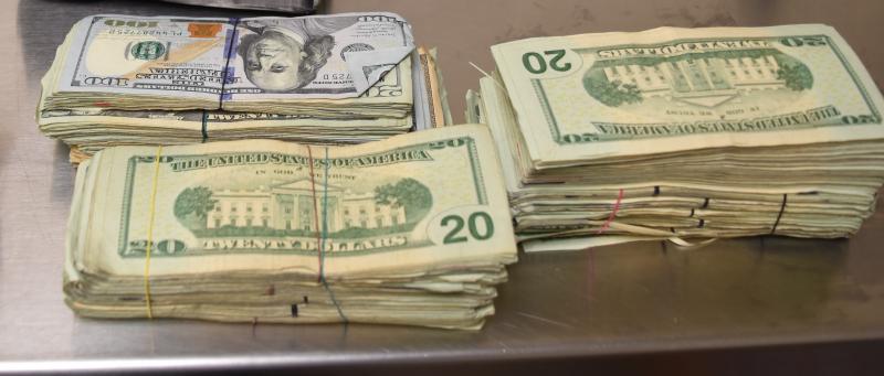 Fajos de billetes que contienen $78,781 in moneda no declarada decomisada por oficiales de CBP en Puerto de Entrada de Brownsville.