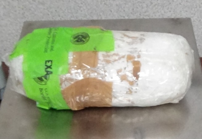 Un paquete que contiene mas que $50,000 en metanfetamina decomisada por oficiales de CBP en Puerto de Entrada de Brownsville.