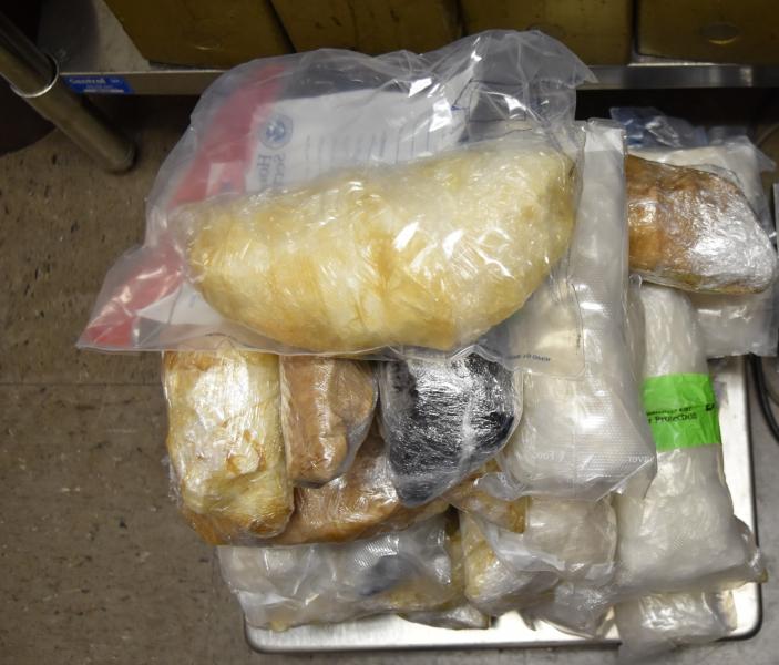 Paquetes que contienen 42.59 libras de metanfetamina decomisada por oficiales de CBP en Puerto de Entrada de Brownsville
