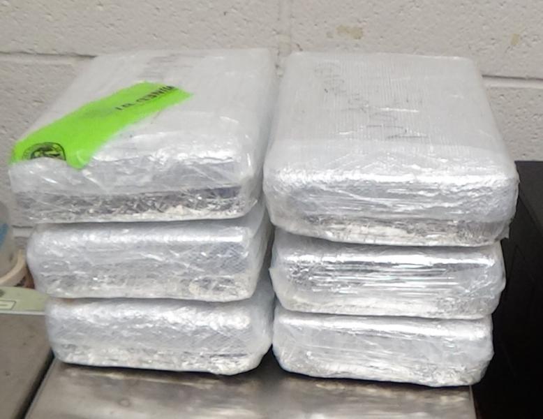 Paquetes que contienen casi 16 libras de cocaina decomisada por oficiales de CBP en Puerto de Entrada de Brownsville.