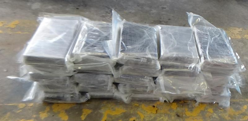 Paquetes que contienen casi 60 libras de cocaina decomisada por oficiales de CBP de Puerto de Entrada de Brownsville