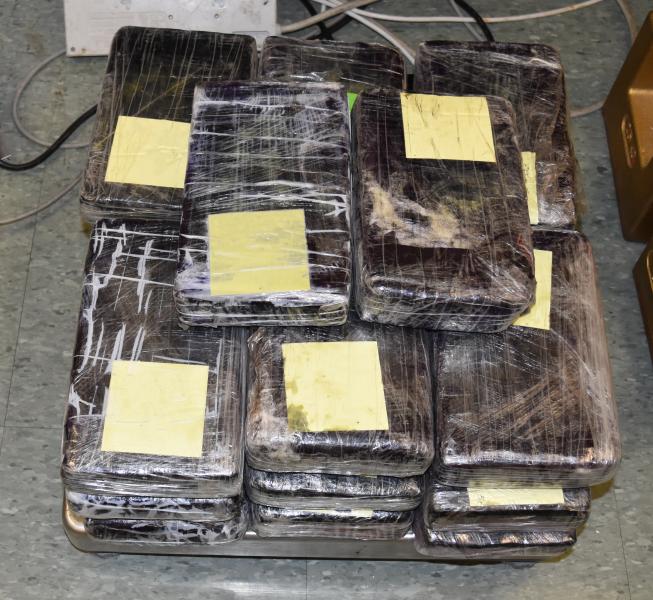 Paquetes que contienen 49 libras de cocaina decomisada por oficiales de CBP en Puerto de Entrada de Brownsville.