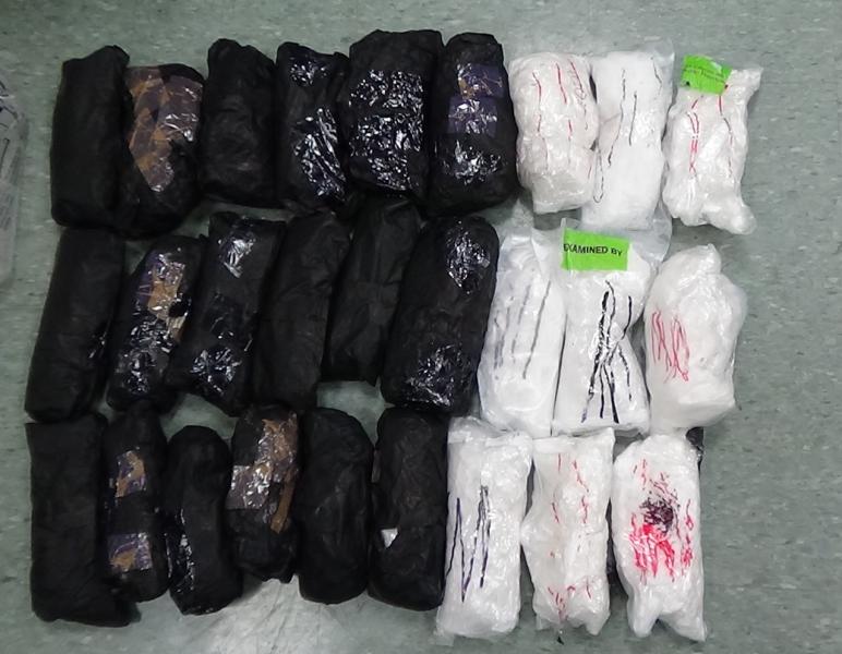 Paquetes que contienen 29 libras de metanfetamina decomisada por oficiales de CBP en Puerto de Entrada de Brownsville.
