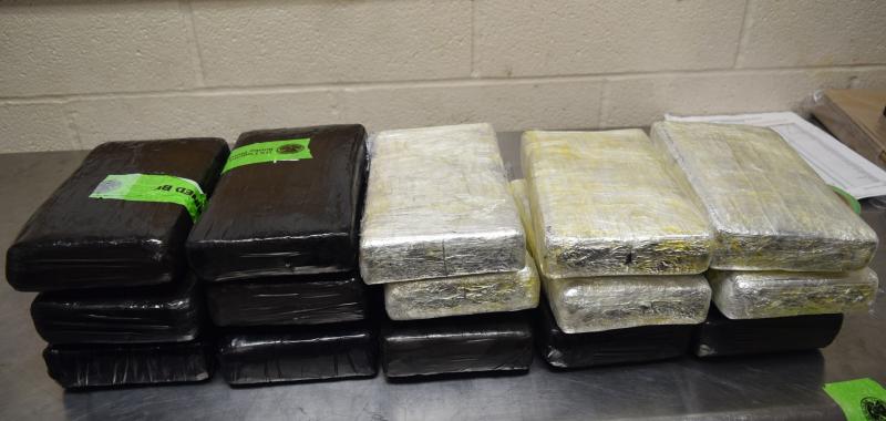 Paquetes que contienen mas que 37 libras de cocaina decomisada por oficiales de CBP en Puerto de Entrada de Brownsville