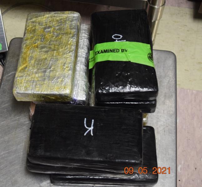 Paquetes que contienen casi 26 libras de cocaina decomisada por oficiales de CBP en Puerto de Entrada de Brownsville