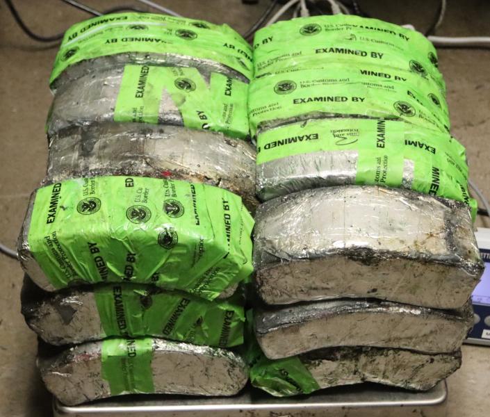Paquetes que contienen mas que 76 libras de metanfetamina decomisada por oficiales de CBP en Puerto de Entrada de Brownsville