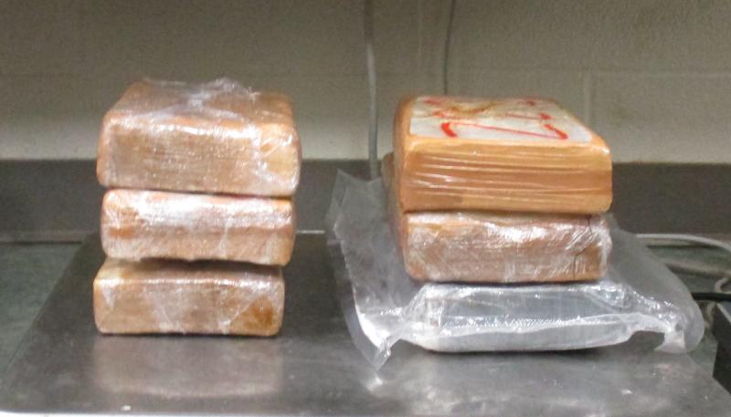 Paquetes que contienen casi 14 libras de cocaina decomisada por oficiales de CBP en Puerto de Entrada de Brownsville.