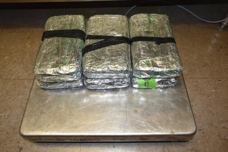 Paquetes que contienen casi 18 libras de cocaina decomisada por oficiales de CBP en Puerto de Entrada de Brownsville.