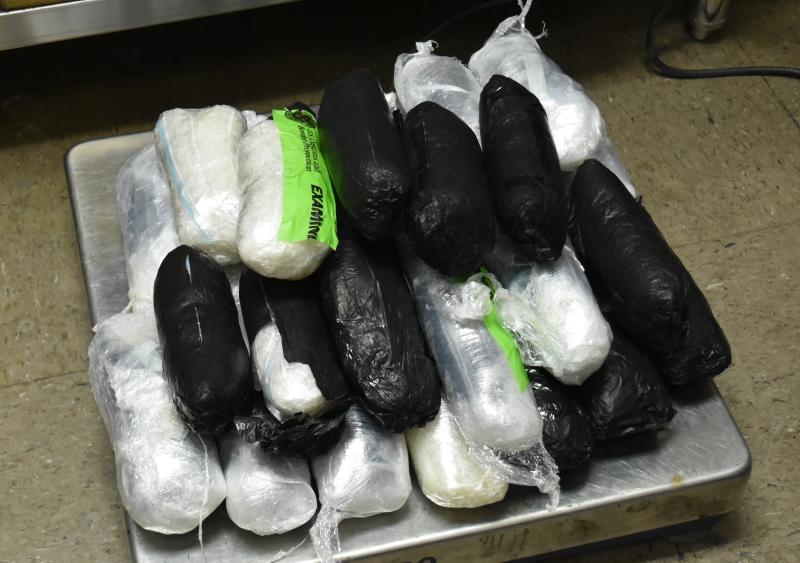Paquetes que contienen casi 18 libras de metanfetamina decomisada por oficiales de CBP en Puerto de Entrada de Brownsville.