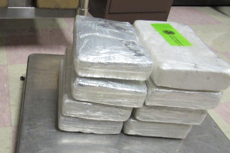 Paquetes que contienen 18 libras de cocaina decomisada por oficiales de CBP en Puerto de Entrada de Brownsville.