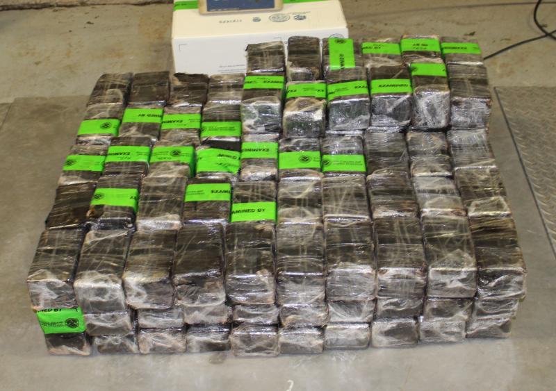 Paquetes que contienen 203 libras de metanfetamina decomisada por oficiales de CBP en Puente Internacional de Pharr