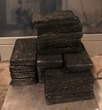 Paquetes que contienen untotal de casi 50 libras de cocaina decomisada por oficiales de CBP en Puente Internacional de Pharr.