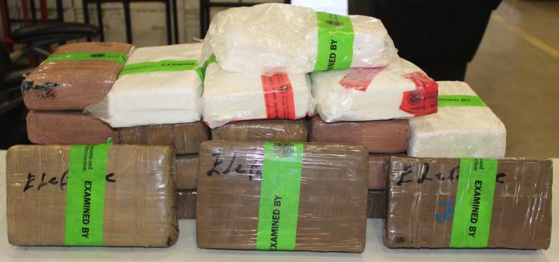 Paquetes que contienen casi 53 libras de cocaina decomisada por oficiales de CBP en Puente Internacional de Pharr