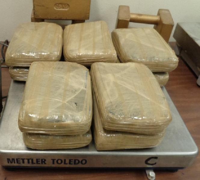 Paquetes que contienen 23 libras de cocaína decomisada por ofiicales de Aduanas y Proteccion Fronteriza en el Puente de Hidalgo.