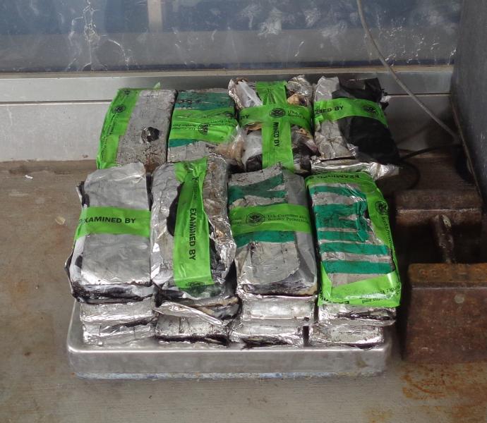Paquetes que contienen 55 libras de heroina decomisada por oficiales de CBP en Puente Internacional de Pharr
