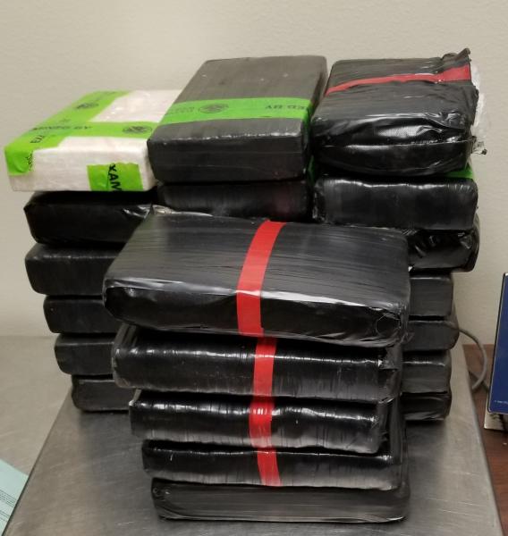 Paquetes que contienen 61 libras de cocaina decomisada por oficiales de CBP en Puente Internacional de Hidalgo.
