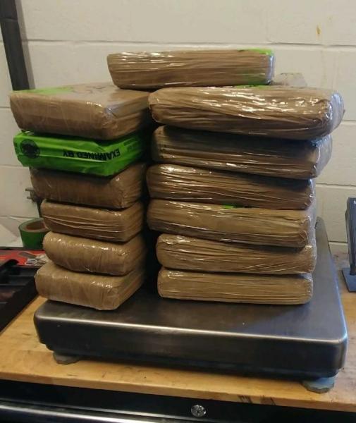 Paquetes que contienen 64 libras de cocaína decomisada por oficiales de CBP en Puente Internacional de Anzalduas