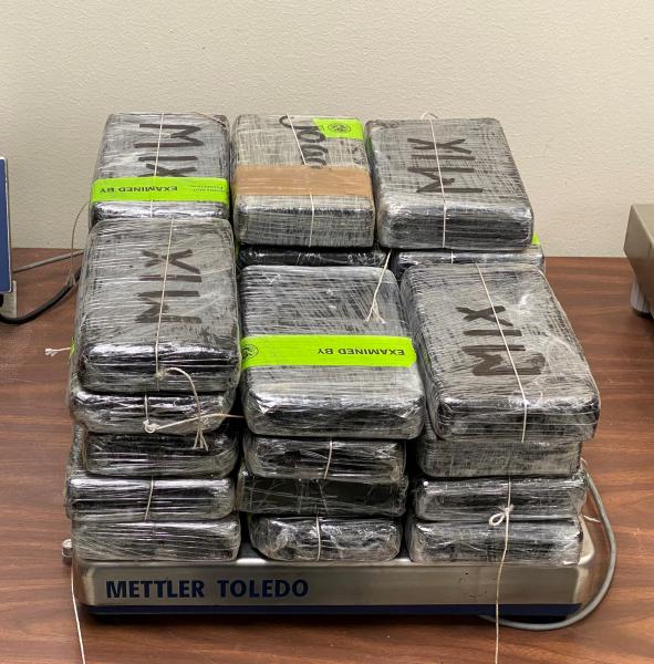 Paquetes que contienen 65 libras de cocaina decomisada por ofocales de CBP en Puente Internacional de Hidalgo