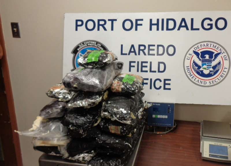 Packages containing $1.7 millones de dolares en metanfetamina y heroina decomisada por oficales de CBP en Puerto de Hidalgo, Texas